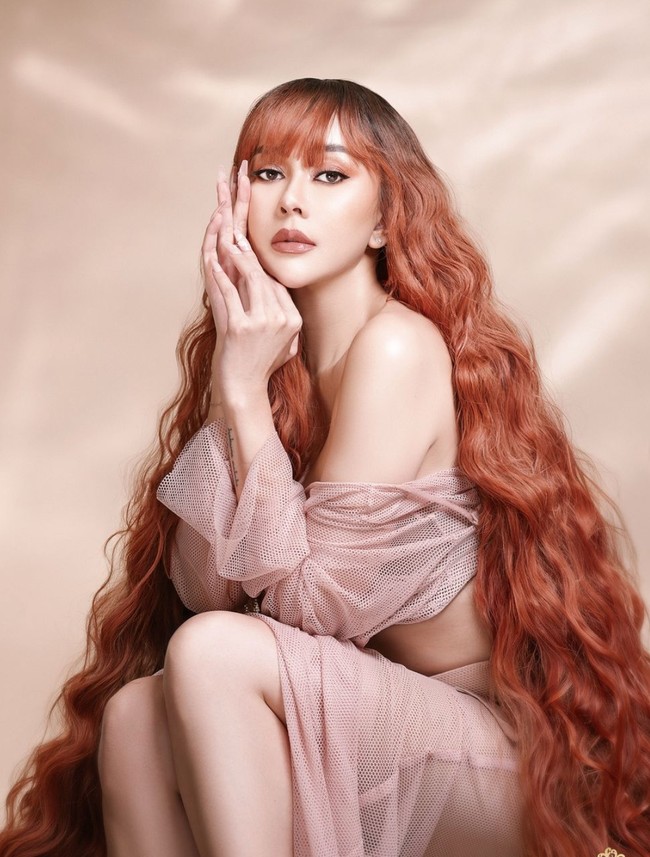 Penyanyi Aura Kasih kembali jadi sorotan karena penampilan terbarunya. Videonya saat sedang manggung membawakan lagu Mari Bercinta viral dan disebut mirip Lucinta Luna. Foto: Instagram/@aurakasih