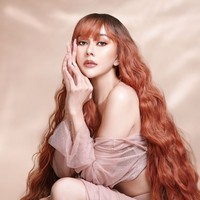 Penyanyi Aura Kasih kembali jadi sorotan karena penampilan terbarunya. Videonya saat sedang manggung membawakan lagu Mari Bercinta viral dan disebut mirip Lucinta Luna. Foto: Instagram/@aurakasih