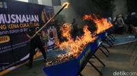 Pemusnahan dilakukan dalam dua tahap. Tahap pertama pemusnahan BKC Ilegal dilakukan secara seremonial dengan cara dibakar dan dituang di halaman Kantor Bea Cukai Bekasi. Selanjutnya, tahap kedua untuk seluruh BHP akan dimusnahkan dengan cara dibakar di lokasi PT Solusi Bangun Indonesia Tbk, Bogor, Jawa Barat pada hari yang sama.