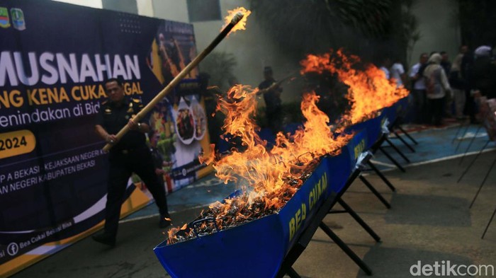 Petugas Bea Cukai Bekasi memusnahkan jutaan batang rokok dan ratusan liter minuman beralkohol ilegal di Cikarang Barat, Rabu (9/10/2024). Nilai seluruh barang yang diselewengkan tanpa cukai ini ditaksir mencapai Rp 7.133.712.920.