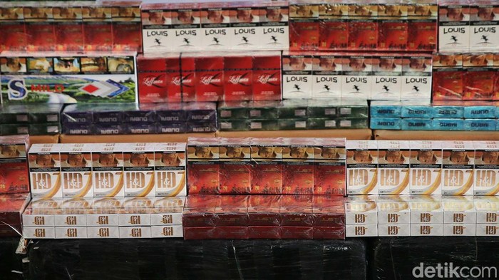Petugas Bea Cukai Bekasi memusnahkan jutaan batang rokok dan ratusan liter minuman beralkohol ilegal di Cikarang Barat, Rabu (9/10/2024). Nilai seluruh barang yang diselewengkan tanpa cukai ini ditaksir mencapai Rp 7.133.712.920.