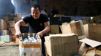 Petugas Bea Cukai juga memusnahkan minuman beralkohol ilegal.