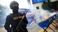 Pemusnahan barang bukti mendapat penjagaan ketat.
