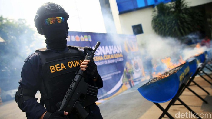 Petugas Bea Cukai Bekasi memusnahkan jutaan batang rokok dan ratusan liter minuman beralkohol ilegal di Cikarang Barat, Rabu (9/10/2024). Nilai seluruh barang yang diselewengkan tanpa cukai ini ditaksir mencapai Rp 7.133.712.920.