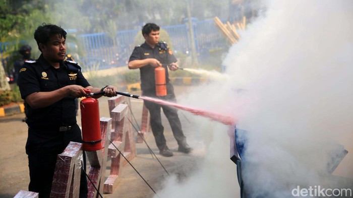 Petugas Bea Cukai Bekasi memusnahkan jutaan batang rokok dan ratusan liter minuman beralkohol ilegal di Cikarang Barat, Rabu (9/10/2024). Nilai seluruh barang yang diselewengkan tanpa cukai ini ditaksir mencapai Rp 7.133.712.920.