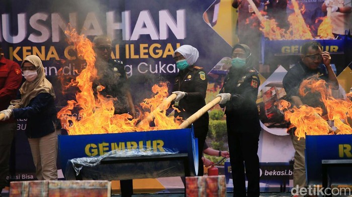 Bea Cukai Bekasi Musnahkan 5 Juta Batang Rokok Ilegal Petugas Bea Cukai Bekasi memusnahkan jutaan batang rokok dan ratusan liter minuman beralkohol ilegal di Cikarang Barat, Rabu (9/10/2024). Nilai seluruh barang yang diselewengkan tanpa cukai ini ditaksir mencapai Rp 7.133.712.920.