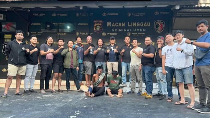 Bustomi (43) dan Syarifudin (39), tersangka pencurian mobil di Bengkulu yang ditangkap di Lubuklinggau