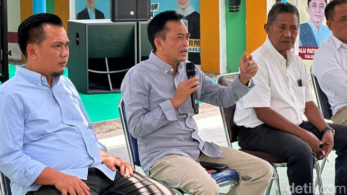 Calon Bupati Lombok Tengah Lalu Pathul Bahri saat menyampaikan pidato di acara bimtek relawan desanya. Foto: (Edi Suryansyah/detikBali)