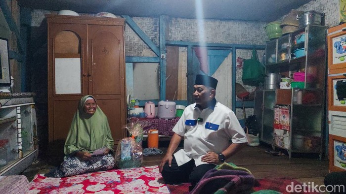 Cagub Jabar Ahmad Syaikhu Kunjungi rumah tidak layak huni di kbb