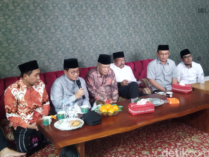 Cagub Jakarta Pramono Anung menemui Rais Syuriah PWNI DKI Jakarta, KH Muhyidin Ishaq. (Kurniawan Fadilah/detikcom)