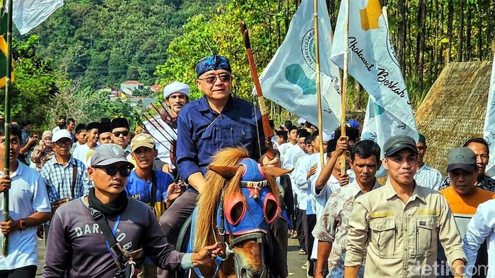 Calon Bupati Iyos Somantri dalam sebuah kegiatan bersama warga