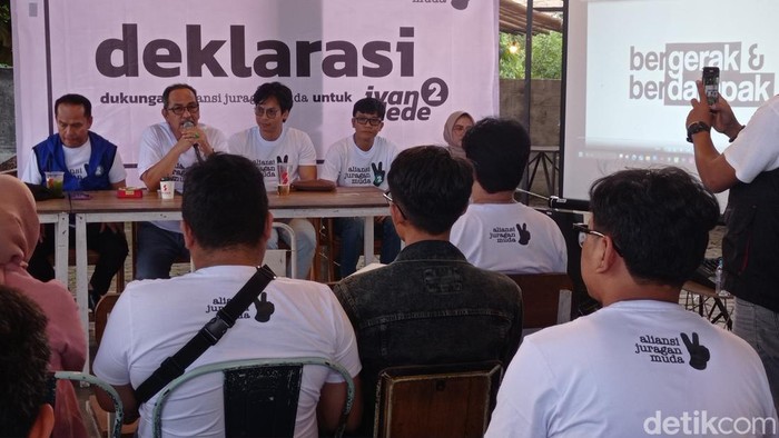 Calon Wali Kota Tasikmalaya Ivan Dicksan saat berdiskusi dengan Aliansi Juragan Muda.
