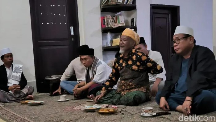 Cawagub Suhaili Fadil Thohir saat bertemu TGH Maarif Mamun Dirase pada Rabu (9/10/2024) malam.
Foto: Helmy Akbar / detikBali