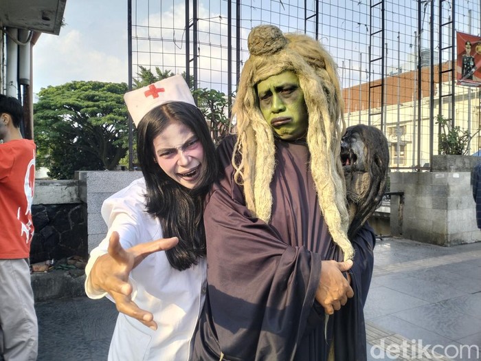 Cosplayer di Jalan Asia Afrika Bandung