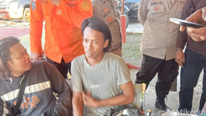 Dadang (kaus abu-abu), pria asal Nganjuk, Jatim, yang terjatuh saat pipis di tanjakan jalan Desa Nangatumpu, Kecamatan Manggelewa, Dompu, NTB. (Istimewa)