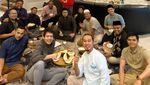 Serunya Dimas Seto saat Makan Durian bareng Istri dan Teman Kajian