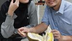 Serunya Dimas Seto saat Makan Durian bareng Istri dan Teman Kajian