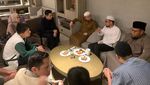 Serunya Dimas Seto saat Makan Durian bareng Istri dan Teman Kajian