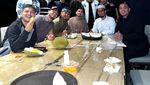 Serunya Dimas Seto saat Makan Durian bareng Istri dan Teman Kajian
