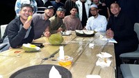 Tak hanya bersama istrinya saja, ada juga momen Dimas Seto saat makan durian bareng teman-teman kajiannya. Bahkan turut hadir Ustaz Adi Hidayat. Foto: Instagram @dimasseto_1