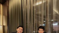 Seperti pada momen yang satu ini, Dimas Seto dan Dhini Aminarti saat double date dengan sahabatnya. Ini momen mereka saat dinner romantis di restoran. Foto: Instagram @dimasseto_1