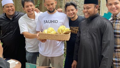 Serunya Dimas Seto saat Makan Durian bareng Istri dan Teman Kajian