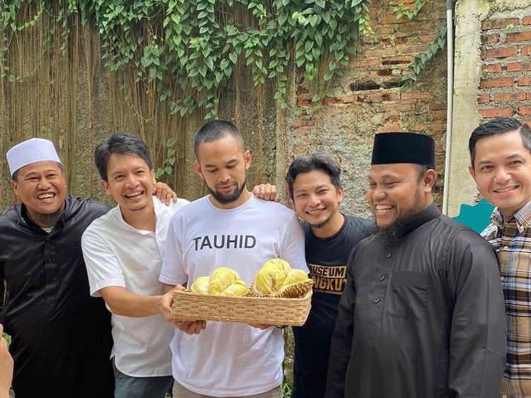 Serunya Dimas Seto saat Makan Durian bareng Istri dan Teman Kajian