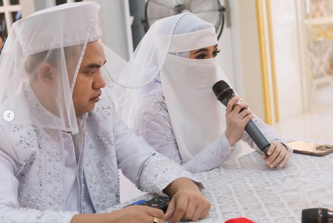 Melalui akun Instagram pribadinya Dodhy membagikan foto-foto pernikahannya dengan mantan istrinya tersebut. Terlihat acara ijab kabul pernikahan dodhy dan Ayu digelar dengan sederhana. Keduanya tampak kompak mengenakan pakaian pengantin berwarna putih. Foto: Instagram/@dodhyofficial