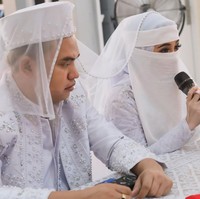 Melalui akun Instagram pribadinya Dodhy membagikan foto-foto pernikahannya dengan mantan istrinya tersebut. Terlihat acara ijab kabul pernikahan dodhy dan Ayu digelar dengan sederhana. Keduanya tampak kompak mengenakan pakaian pengantin berwarna putih. Foto: Instagram/@dodhyofficial
