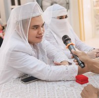 Dodhy dan Ayu kembali resmi menikah untuk yang kedua kalinya pada 5 Oktober 2024. Diketahui sebelumnya Dodhy dan Ayu sudah pernah menikah lalu memutuskan untuk bercerai pada April lalu. Ayu yang mengajukan gugatan cerai kepada Dodhy. Foto: Instagram/@dodhyofficial