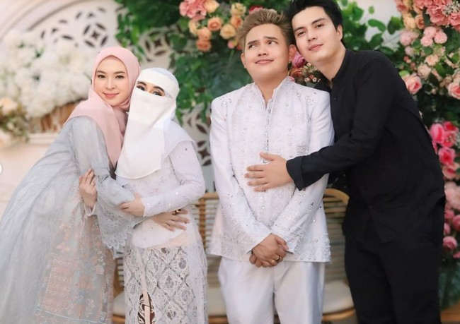 Dodhy dan Ayu pertama kali menikah pada tahun 2005. Dari pernikahan tersebut keduanya telah dikaruniai 3 orang anak. Namun rumah tangganya tak berjalan lancar hingga keduanya sempat memutuskan bercerai secara baik-baik. Foto: Instagram/@dodhyofficial