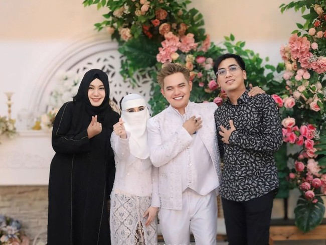 Acara pernikahan Dodhy dan Ayu dihadiri oleh para sahabat dan rekan-rekan keduanya. Foto: Instagram/@dodhyofficial