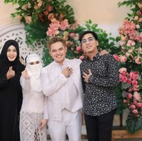 Acara pernikahan Dodhy dan Ayu dihadiri oleh para sahabat dan rekan-rekan keduanya. Foto: Instagram/@dodhyofficial
