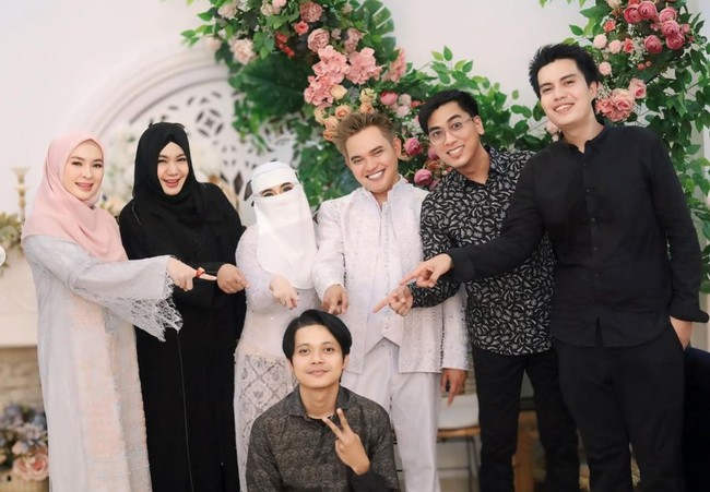 Penampilan Ayu yang tampil anggun bercadar juga tak kalah jadi sorotan dan banjir pujian. Foto: Instagram/@dodhyofficial