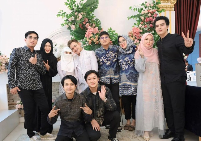 Unggahan Dodhy itu juga banjir doa dan ucapan selamat dari para netizen. Happy wedding kaaaa samawa terusss yaa, tulis salah satu komentar. Selamat menikah abangku semoga sakinah mawadah warohmah, amiin, komentar lain. Foto: Instagram/@dodhyofficial