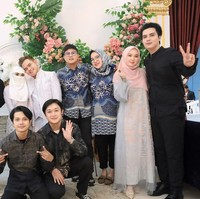 Unggahan Dodhy itu juga banjir doa dan ucapan selamat dari para netizen. Happy wedding kaaaa samawa terusss yaa, tulis salah satu komentar. Selamat menikah abangku semoga sakinah mawadah warohmah, amiin, komentar lain. Foto: Instagram/@dodhyofficial