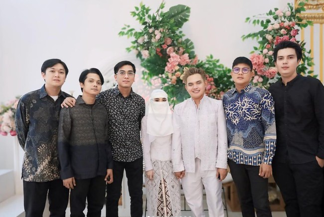Para personil grup Kangen Band juga tampak hadir. Salah satunya vokalis Kangen Band, Andika Mahesa atau yang lebih sering dijuluki Babang Tamvan. Andika hadir mengenakan kemeja batik berwarna biru. Foto: Instagram/@dodhyofficial