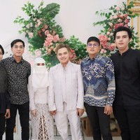 Para personil grup Kangen Band juga tampak hadir. Salah satunya vokalis Kangen Band, Andika Mahesa atau yang lebih sering dijuluki Babang Tamvan. Andika hadir mengenakan kemeja batik berwarna biru. Foto: Instagram/@dodhyofficial
