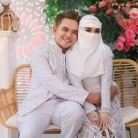 Gitaris sekaligus pimpinan grup musik Kangen Band, Dodhy, baru saja mengumumkan kabar bahagia pernikahannya. Dodhy diam-diam rujuk dan menikah lagi dengan mantan istrinya, Ayu Rizki Yani usai 6 bulan bercerai. Foto: Instagram/@dodhyofficial