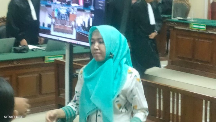 Eks Kasubag BPPD Sidoarjo, Siska Wati usai menjalani sidang putusan di Pengadilan Tipikor