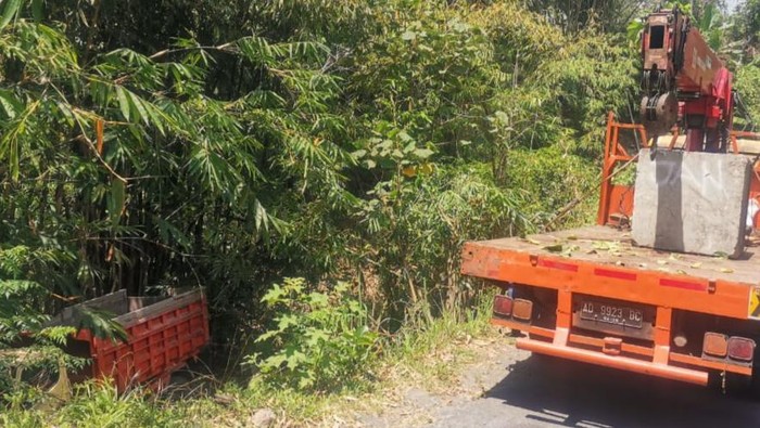 Evakuasi truk pasir terperosok di tepi jalan Desa Kendalsari, Kecamatan Kemalang, Rabu (9/10/2024).