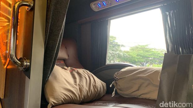 Fasilitas tempat tidur di dalam sleeper bus rute Denpasar-Malang milik Juragan99.
