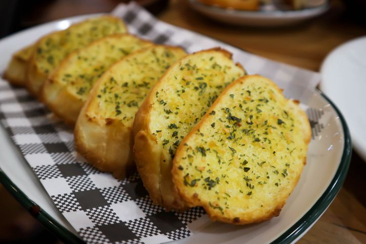 alasan garlic bread di restoran lebih enak