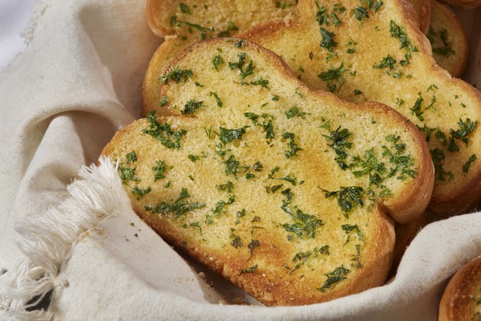 alasan garlic bread di restoran lebih enak