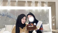 Sebelum menikah, Kamila Asy Syifa juga mengadakan bridal shower bersama temannya. Kue cokelat nan manis menjadi kudapan sebagai perayaan hari istimewa. Foto: Instagram/zannsrn & Instagram/kamila_asy_syifa