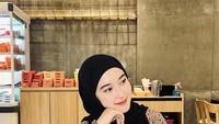 Kamila juga senang mengajak tim hingga teman-temannya untuk kulineran bersama. Restoran hotpot yang berkaldu hangat menjadi salah satu sasarannya. Foto: Instagram/zannsrn & Instagram/kamila_asy_syifa