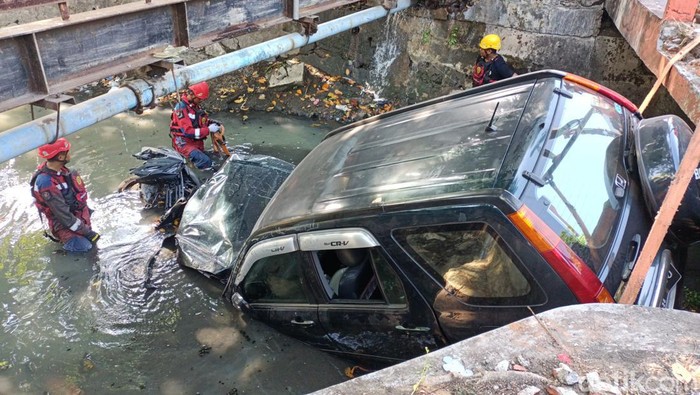 Honda CR-V nyemplung ke sungai