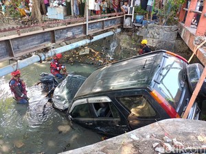 Hindari Motor Nyelonong, Honda CR-V Nyemplung Sungai di Surabaya