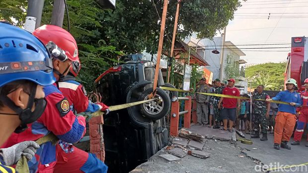 Honda CR-V nyemplung ke sungai