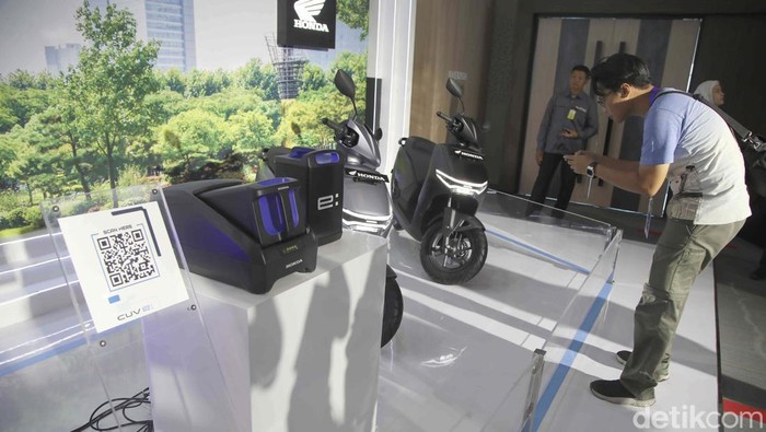 Honda resmi meluncurkan dua motor listrik terbarunya di Indonesia. Honda ICON e: dan CUV e: diluncurkan di Cikarang, Rabu (9/10/2024).